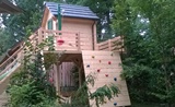 Domek dla dzieci ze zjeżdżalnią i ścianką wspinaczkową